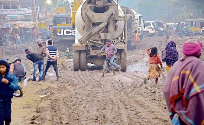 सड़क पर जलजमाव, पेयजल की किल्लत, कई के पास रहने को नहीं है घर