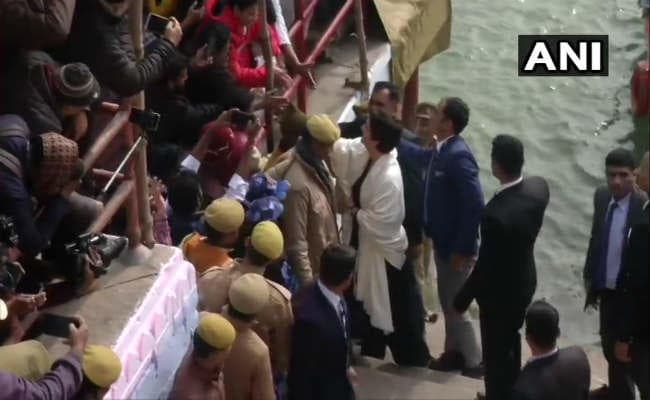 PM मोदी के संसदीय क्षेत्र पहुंची प्रियंका गांधी, सीएए और एनआरसी विरोधी प्रदर्शनकारियों से करेंगी मुलाकात