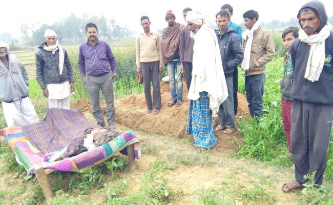 झारखंड में शर्मसार हुई मानवता, करीमन मियां को कब्रिस्तान में नहीं मिली जगह, परिजनों ने घर के पास किया दफन झारखंड में शर्मसार हुई मानवता, करीमन मियां को कब्रिस्तान में नहीं मिली जगह, परिजनों ने घर के पास किया दफन