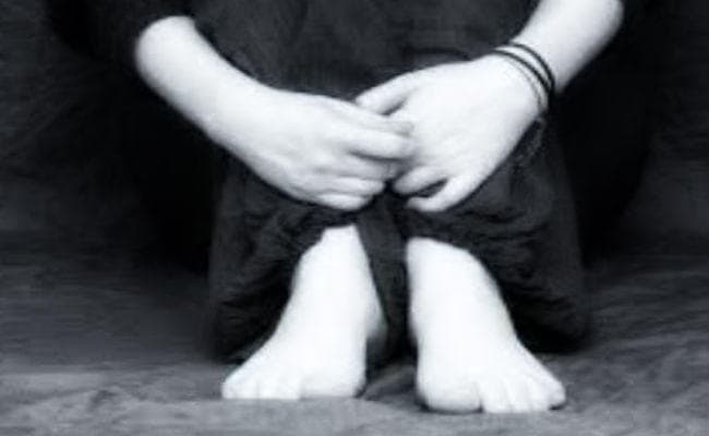 स्कूल में छात्रा के साथ अश्लील हरकत, पंचायत में आरोपित शिक्षक को चप्पल से पीटा, फिर...