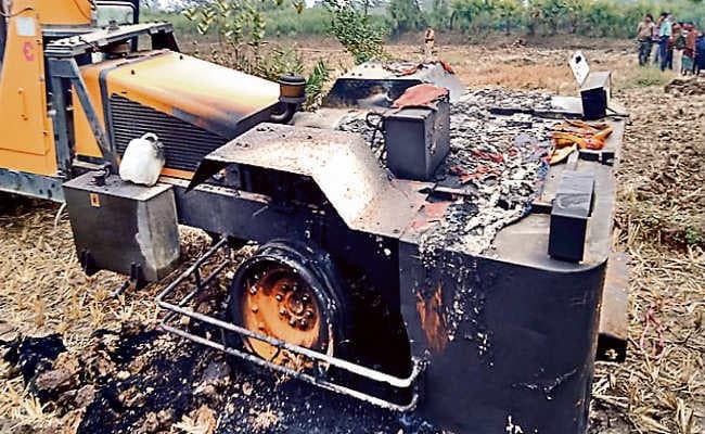 काबपोश अपराधियों की करतूत, अडाणी प्लांट के लिए पाइप लाइन बिछा रही एजेंसी की मशीन फूंकी