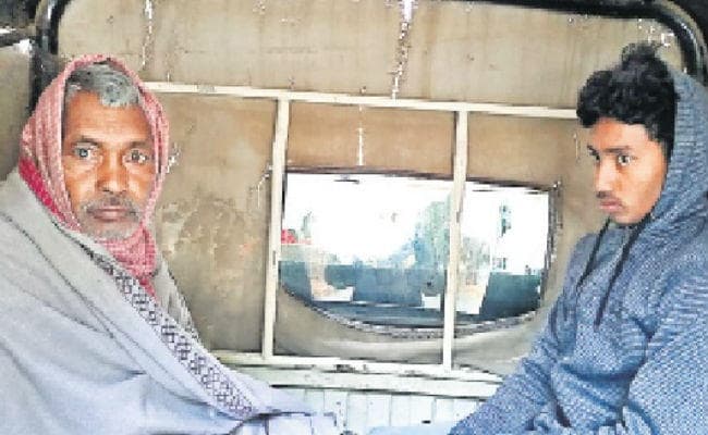 बेतला पार्क में किया हिरण का शिकार घर में मांस पका रहे बाप-बेटे गिरफ्तार