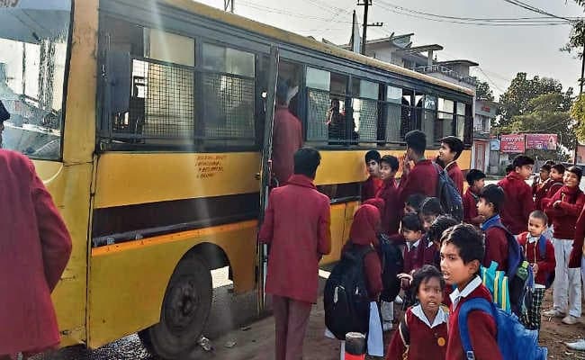 चलती स्कूल बस के इंजन से निकलने लगा धुआं, बच्चों में मची अफरा-तफरी