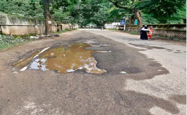 टूटी सड़कें व जलजमाव लोगों की परेशानी का सबब