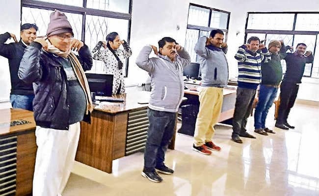 अधिकारी व कर्मचारी ऑफिस में करते हैं योग