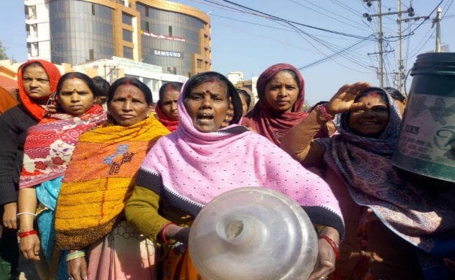 #Ranchi: रविदास मोहल्ले में पानी की किल्लत, विरोध में एक घंटा तक कांटा टोली चौक को किया जाम