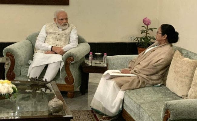 बंगाल के दो दिवसीय दौरे पर कोलकाता पहुंचे PM मोदी, राजभवन में ममता ने की मुलाकात