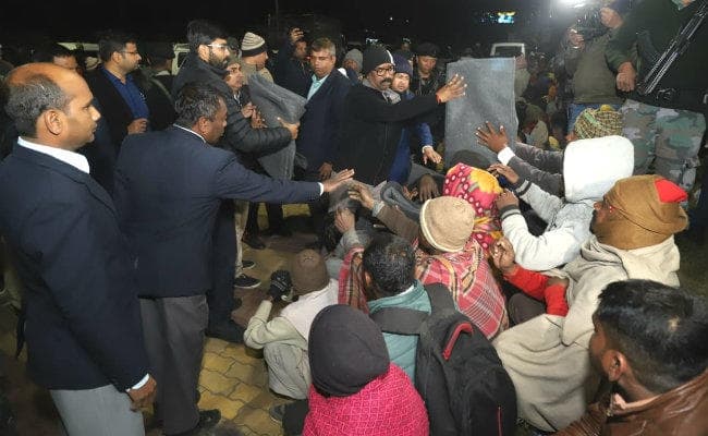 Ranchi : रात में सड़कों पर निकले CM हेमंत सोरेन, गरीबों के बीच बांटे कंबल व ऊनी कपड़े