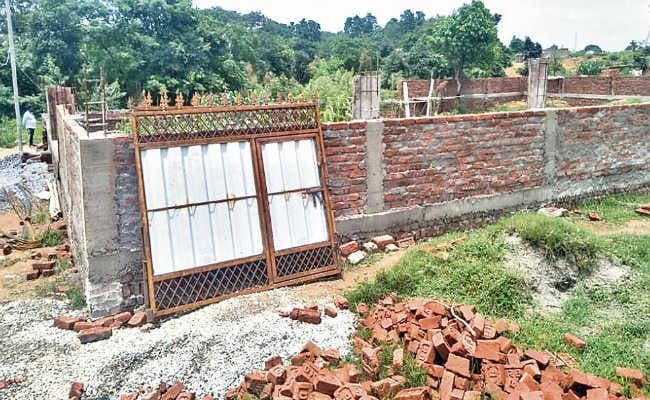 ये क्या हो रहा है! विवादित जमीन का मामला हाइकोर्ट में, इधर थानेदार ने करा ली बाउंड्री