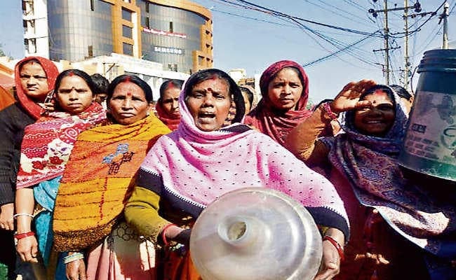 सोया रहा विभाग, 15 दिन से झेल रहे थे पानी की समस्या, उतरना पड़ा सड़क पर