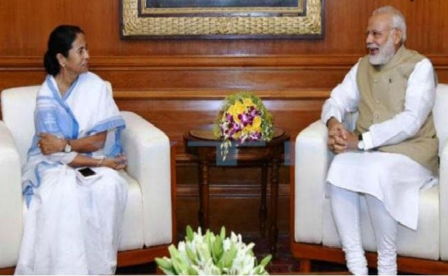 राजभवन में प्रधानमंत्री से मिलीं ममता, सीएए और एनपीआर वापस लेने की अपील कीं
