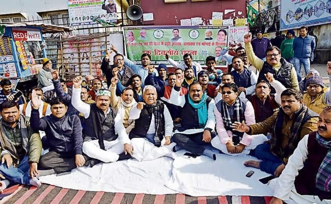 राजद ने प्रखंड मुख्यालयों पर दिया धरना