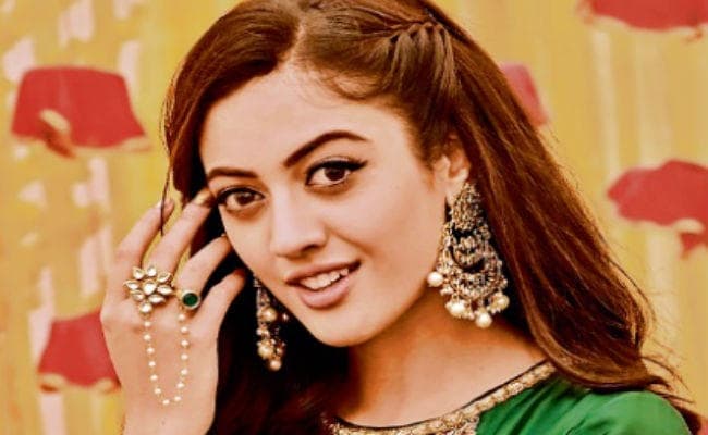 फोन यूज के लिए अभिनेत्री अदिति शर्मा ने अपनाया ये अनोखा तरीका