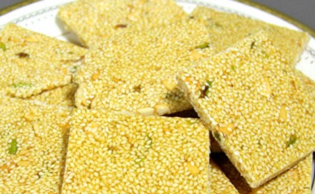 इस मकर संक्रांति ऐसे बनाएं तिल की चिक्की