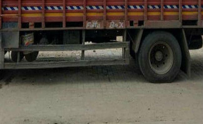 चौपारण : प्रतिबंधित मांस लदा ट्रक जब्त, तस्कर सहित तीन गिरफ्तार
