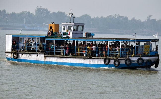 हाइटेक सुरक्षा के बीच गंगासागर मेले का आगाज, आठ लाख तीर्थयात्रियों ने लगायी डुबकी