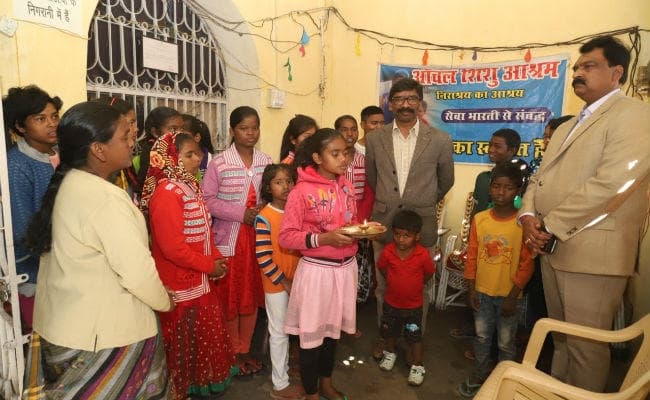 बिना किसी पूर्व कार्यक्रम के मुख्‍यमंत्री पहुंचे आंचल शिशु आश्रम और राष्ट्रीय स्तर के कुश्ती की खिलाड़ी के घर