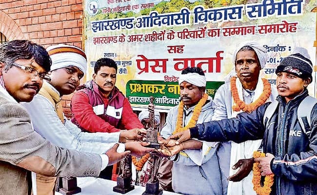 भगवान बिरसा मुंडा, गया व मझिया मुंडा के परिजनों को किया सम्मानित