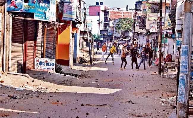 गिरिडीह : राष्ट्रगान गूंजा और पत्थर फेंक रहे लोग भी सम्मान में हो गये खड़े, थमा उपद्रव