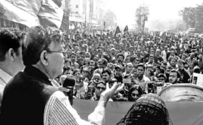 मोदी ‘गेम चेंजर’ की बजाय ‘नेम चेंजर’ बन गये : सलीम