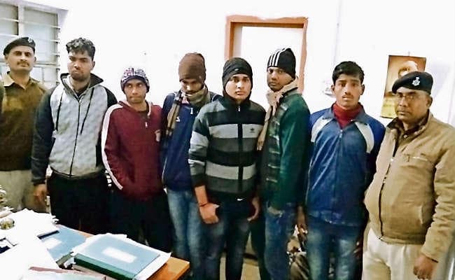 12 मुन्ना भाई पकड़े गये, भेजे गये जेल