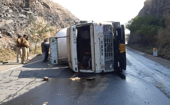 झारखंड : गैस टैंकर पलटा, रिसाव के बाद आस-पास के गांवों में चूल्‍हा जलाने पर लगी रोक