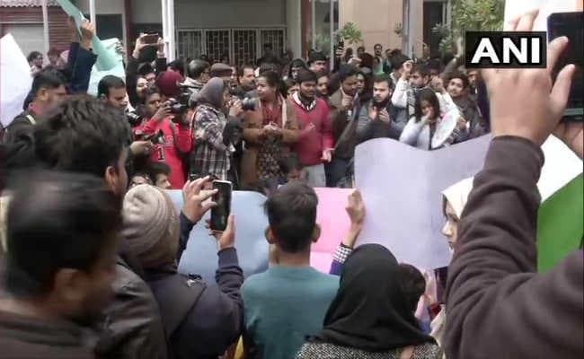 जामिया यूनिवर्सिटी में छात्रों का फिर से प्रदर्शन, वीसी ऑफिस का किया घेराव