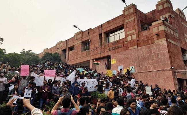JNU में फीस वृद्धि के मुद्दे पर छात्रों और शिक्षकों ने किया क्लास का बहिष्कार, विवि प्रशासन ने जारी किया परामर्श