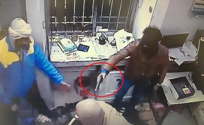 फ्लिपकार्ट की पार्टनर कूरियर कंपनी से 14.90 लाख रुपये की लूट