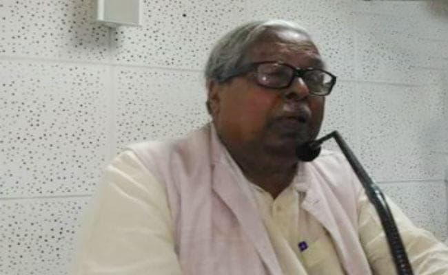 खगेन्‍द्र ठाकुर : काली चट्टानों से फूटता एक निर्झर