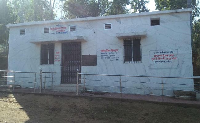 लातेहार : 19 लाख की लागत से बने सामुदायिक शौचालय का नहीं खुलता ताला, 6 माह पहले हुआ है उद्घाटन