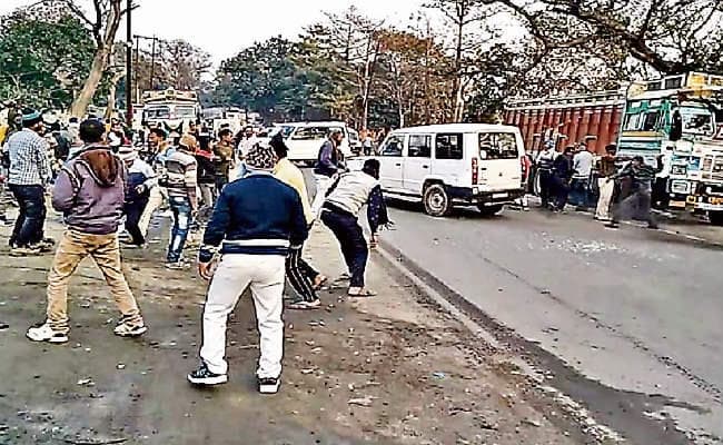 कोडरमा :वाहन जांच कर रही प्रशासनिक टीम पर पथराव, बीडीओ व थानेदार घायल