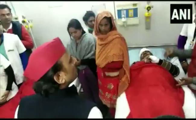 अस्पताल में  डॉक्टर पर भड़के अखिलेश यादव, बोले - तुम बहुत छोटे कर्मचारी हो, बाहर भाग जाओ यहां से