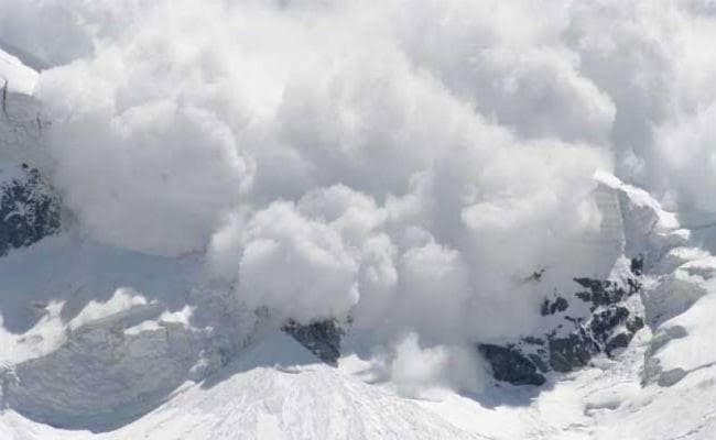 जम्मू-कश्मीर के कुपवाड़ा में हिमस्खलन, तीन जवान शहीद, एक लापता और एक को बचाया गया