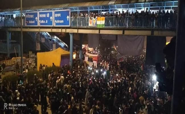 शाहीन बाग में प्रदर्शन: सड़क खाली कराने पर हाई कोर्ट ने कहा- जनहित को ध्यान में रखकर कार्रवाई करे पुलिस