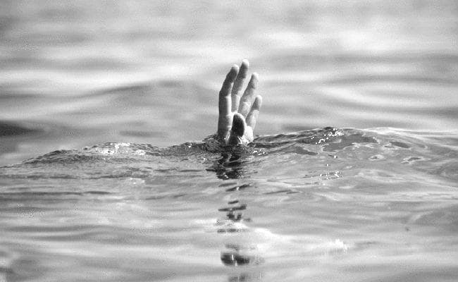 मनेर में दो नावों के टकराने से नाव मजदूर लापता, तलाश में जुटी एसडीआरएफ की टीम