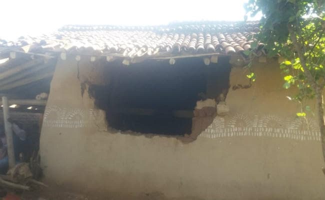 गोमिया : झुमरा पहाड़ की तलहटी में बसे रोला गांव में जंगली हाथियों का उत्‍पात, 1 दर्जन घरों को किया ध्‍वस्‍त