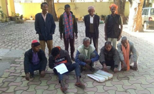 बालू उठाव के लिए खेत में ट्रैक्टर चलने से दलहन की खेती बरबाद, डीसी से की शिकायत