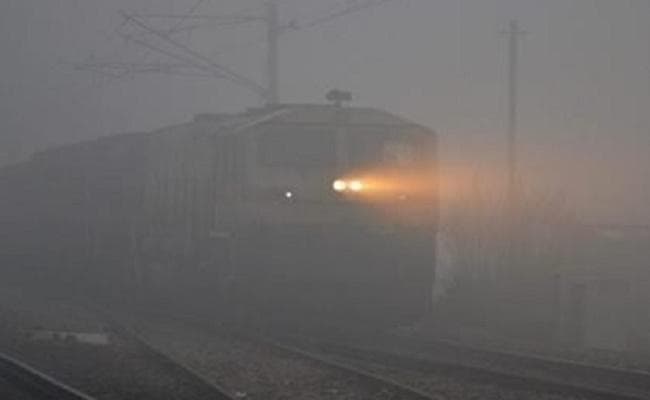 पटना में ठंड और कोहरे से परेशानी : राजधानी समेत दर्जनों ट्रेनें 14 घंटे देरी से पहुंचीं, कई रद्द