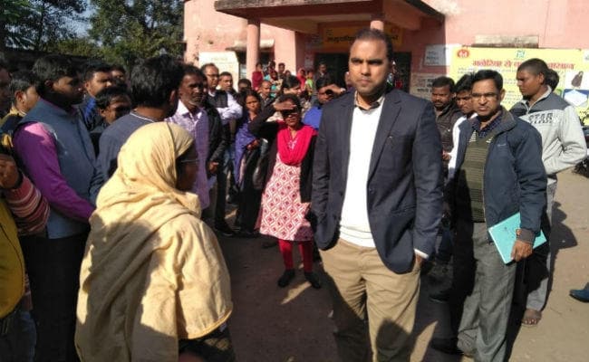 स्वास्थ्य केंद्र का कमरा देख उपायुक्त ने चिकित्सा प्रभारी को लगायी फटकार