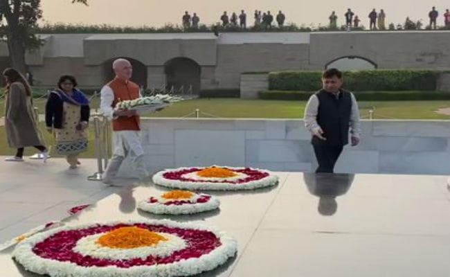 भारत दौरे पर आए दुनिया के सबसे धनी शख्स जेफ बेजोस, महात्मा गांधी को राजघाट पहुंच किया नमन