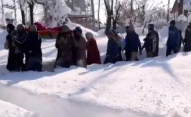 जम्मू-कश्मीर: जवानों ने बर्फबारी के बीच 4 घंटे पैदल चल गर्भवती महिला को पहुंचाया अस्पताल, पीएम मोदी ने की तारीफ