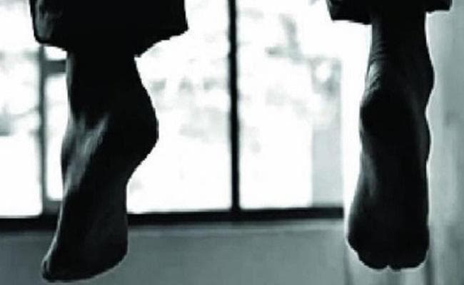दूसरी पत्नी के विवाद में गले में फंदा लगाकर शादीशुदा युवक ने दे दी जान