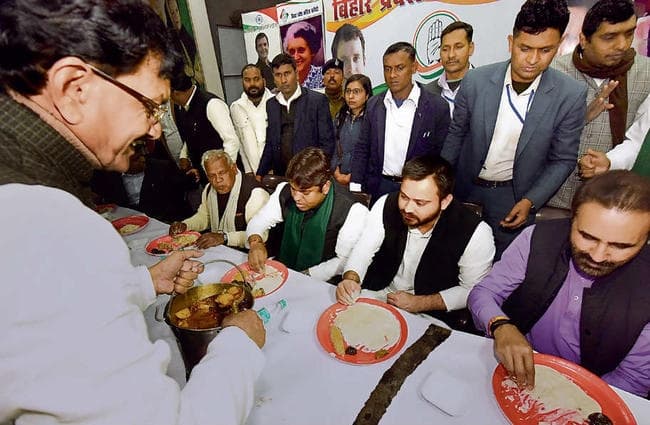 कांग्रेस के भोज में पहुंचे तेजस्वी समेत महागठबंधन के नेता