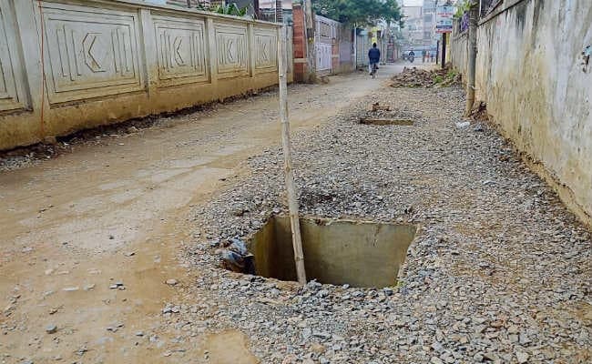 टूटे हैं चैंबर के ढक्कन, पेयजल भी नहीं पहुंच पाता