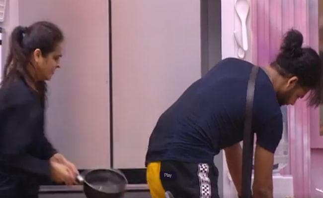 BB13 : मधुरिमा ने विशाल को फ्रांइग पैन से पीटा, सलमान देंगे बड़ी सजा! VIDEO