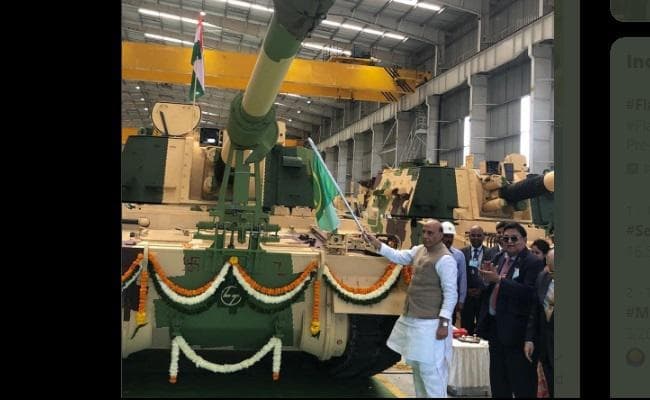 रक्षा मंत्री ने 51वीं K-9 वज्र तोप को दिखाई हरी झंडी हजीरा