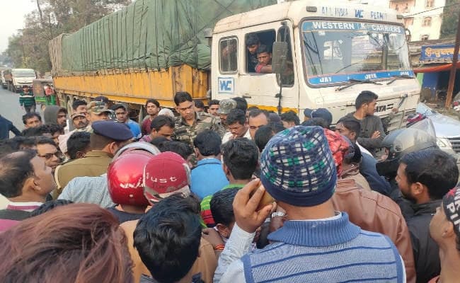 हजारीबाग : डीडीसी पर बीमार व्यक्ति को पीटने का आरोप, विरोध में सड़क जाम, डीडीसी ने कहा मैंने नहीं मारा