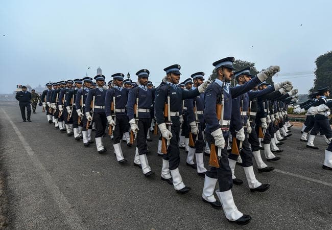 गणतंत्र दिवस 2020: कड़ाके की ठंड के बीच राजपथ पर यूं रिहर्सल में जुटे सेना के जवान