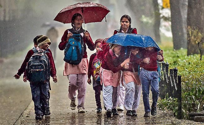 पहाड़ों पर बर्फबारी व मैदानी इलाकों में बारिश, फिर से ठंड बढ़ने की संभावना